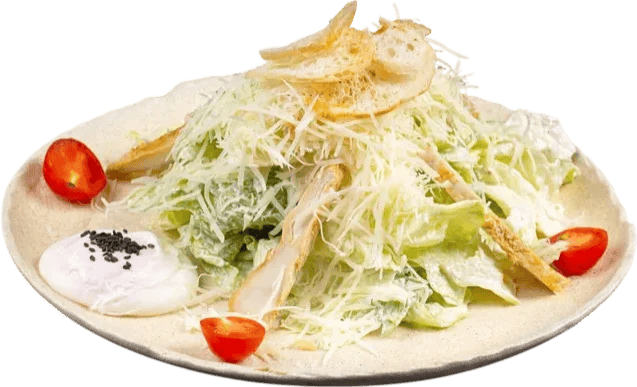 Цезарь с курицей и яйцом пашот